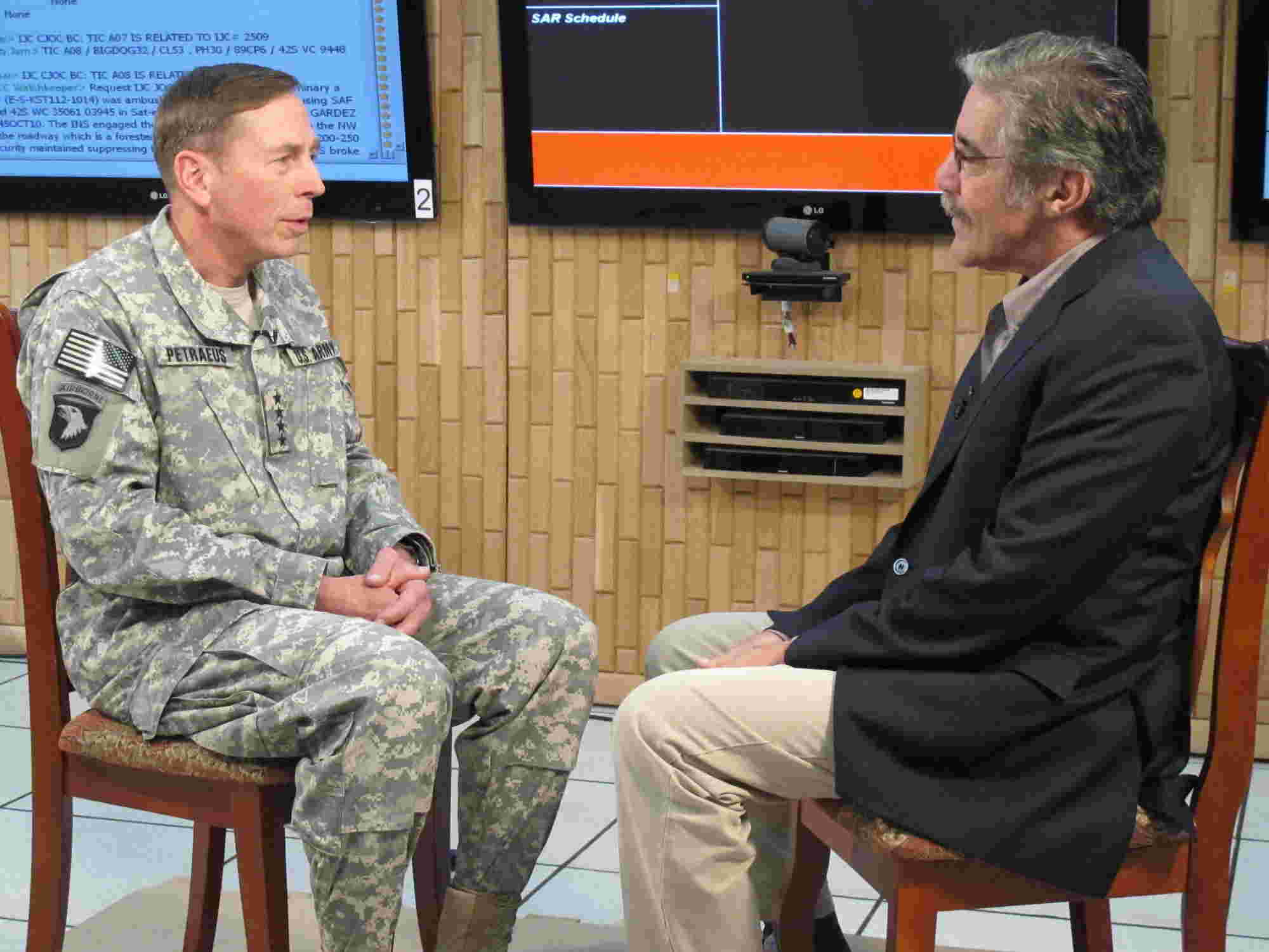 Geraldo questions General David Petraeus in headquarters